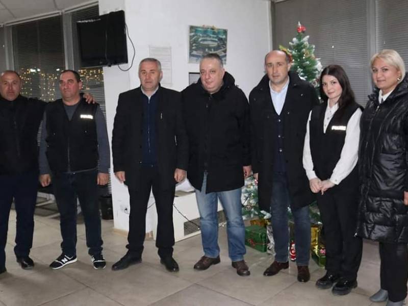 ახალი წლის ღამეს, საგანგებო რეჟიმში მომუშავე  ჯგუფებს ყველა დაწესებულებაში, დღესასწაული...